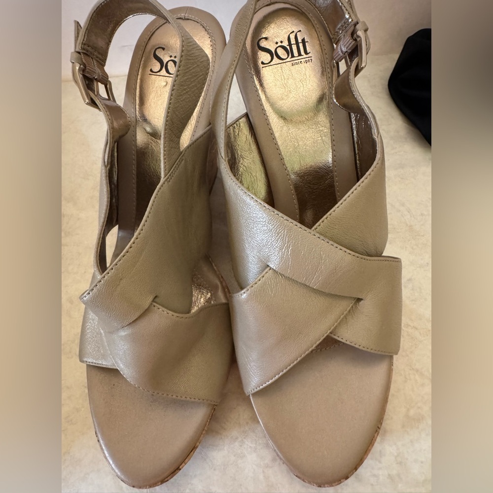 NWOT Beautiful Elegant Glam Summer Fun Women’s Size 11 Gold Wedges by SOFFT